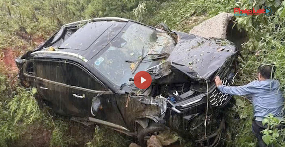 Sạt lở đất ở Sa Pa: Ô tô bị hất xuống vực, 3 người thoát chết