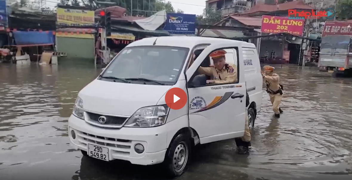 CSGT Hà Nội khẩn cấp ứng cứu, đảm bảo an toàn tại các điểm ngập