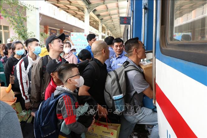 Bản tin tổng hợp 02/11: Công đoàn Việt Nam hỗ trợ vé máy bay, vé tàu miễn phí giúp công nhân khó khăn về quê dịp Tết