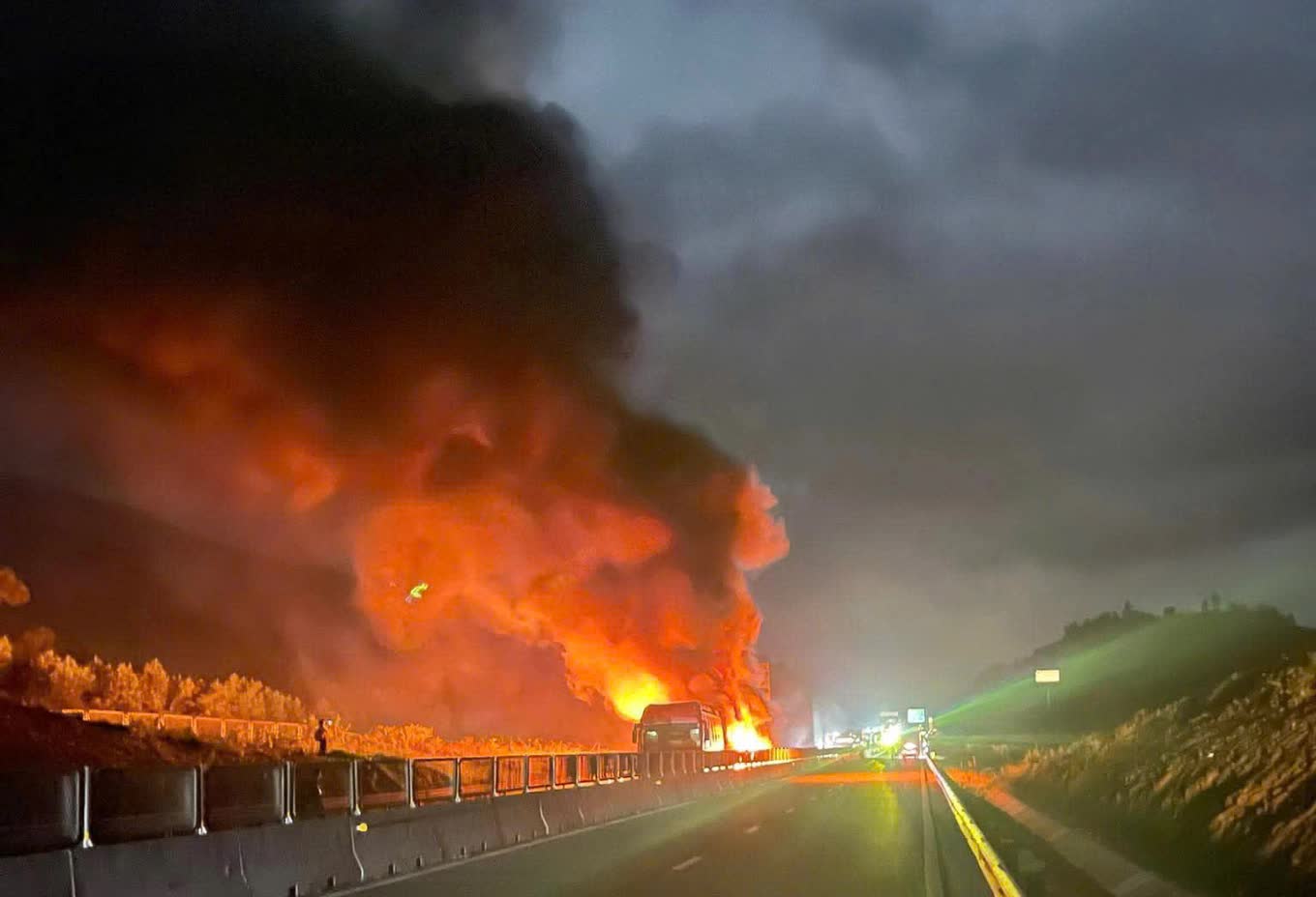 diem tin phap luat 0612 3 o to tai chay lien hoan tren duong cao toc van phong nha trang