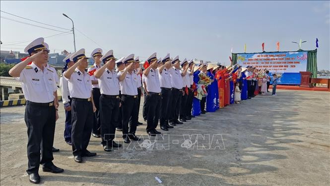 Bản tin tổng hợp 18/01: Hai tàu Hải quân khởi hành mang quà Tết đến Nhà giàn DK1 và các tàu trực trên biển