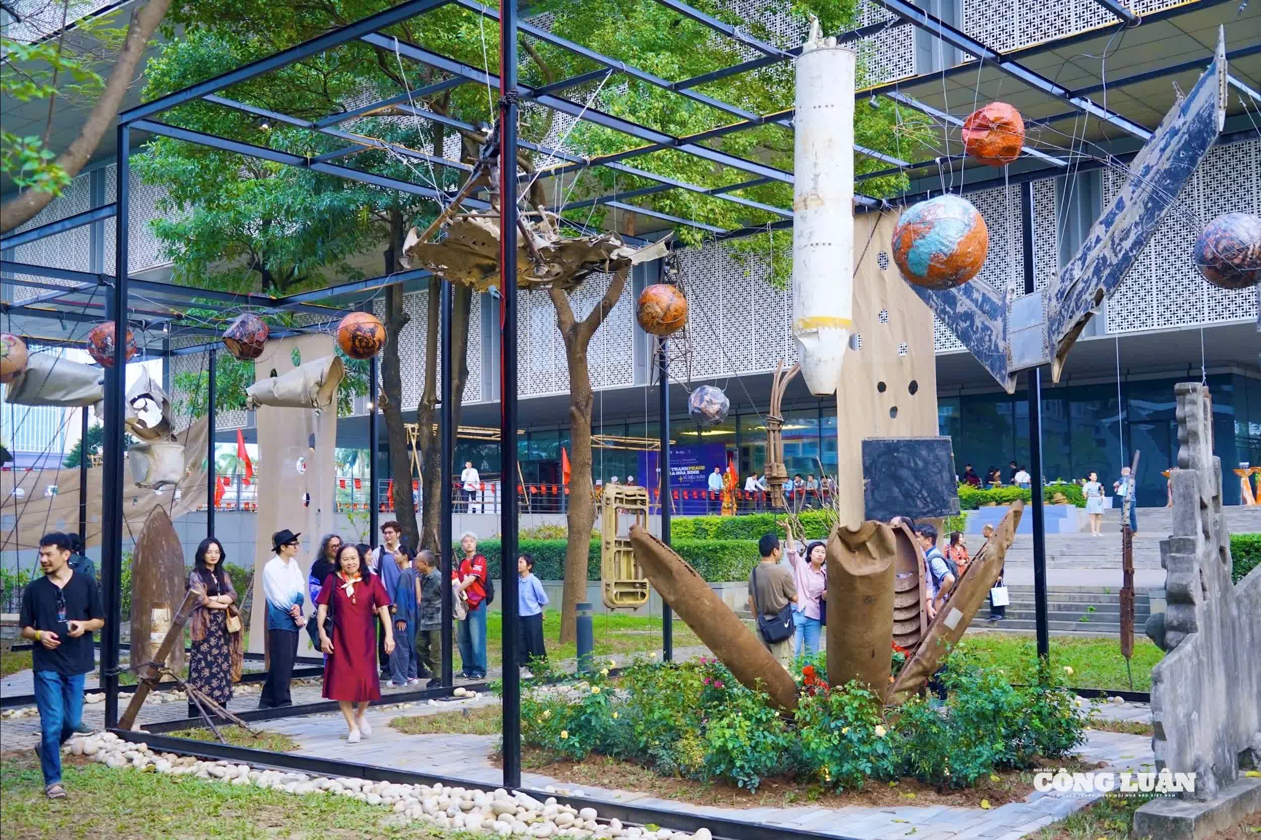 Bảo tàng Hà Nội ra mắt không gian nghệ thuật từ xác máy bay, vỏ bom, lan tỏa thông điệp hòa bình - Showbiz hôm nay #134