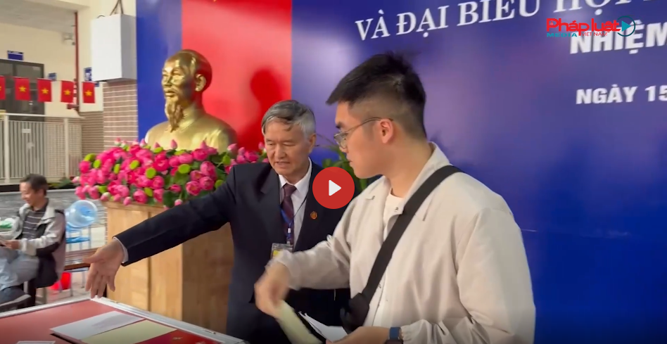 Cử tri trẻ hào hứng trong ngày hội non sông